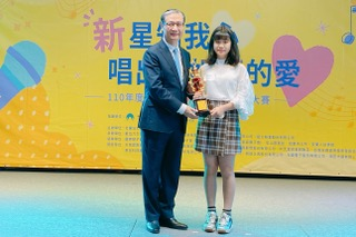ผู้อำนวยการจง(鐘署長) มอบถ้วยรางวัลให้กับหวังซูเยี๋ยน(王舒妍) ผู้ที่ได้รับรางวัลที่ 1 จากการแข่งขันประเภทเดี่ยว／ ภาพจาก สถานีบริการเมืองอี๋หลาน