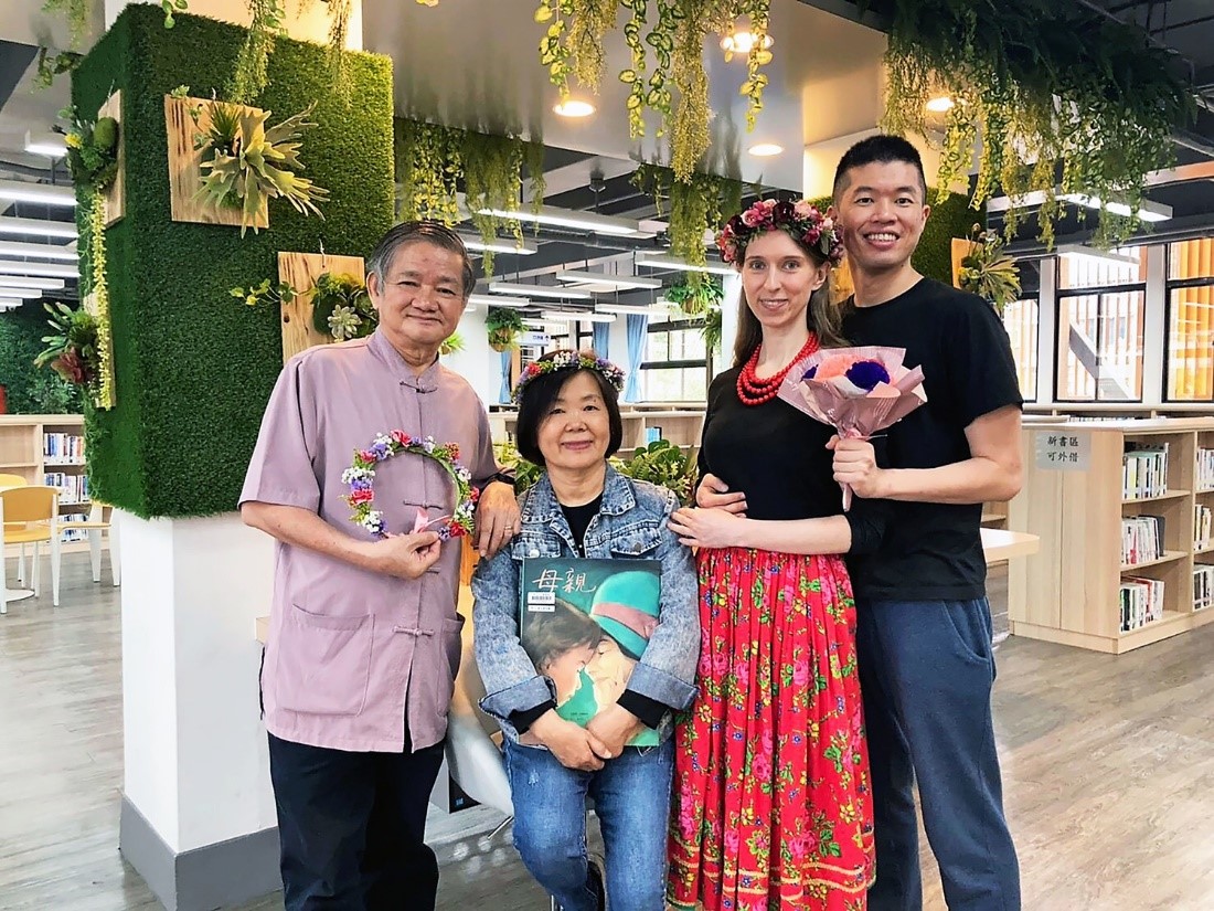 Famous YouTuber celebrates Mother’s Day with Children at New Taipei City Library. Image courtesy of New Taipei City Library.   