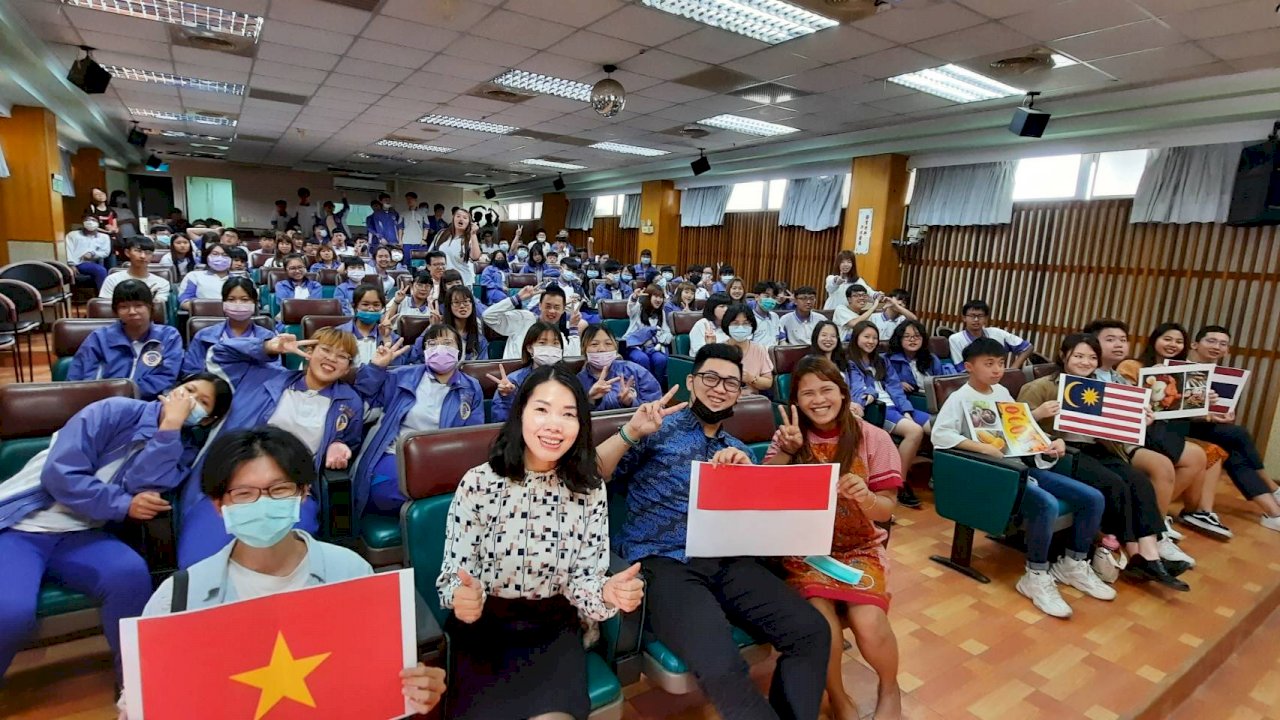 Giao lưu chia sẻ văn hóa Đông Nam Á giữa sinh viên nước ngoài trường đại học Minh Đạo và học sinh trường trung học Nhị Lâm. (Ảnh: trích dẫn từ Radio Taiwan International