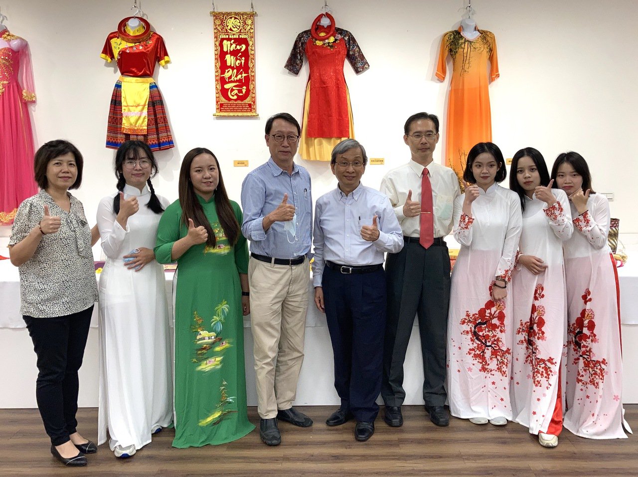 醫護學校辦「越南文化週」，新住民子女「穿奧黛」主持開幕。 圖／樹人醫專提供