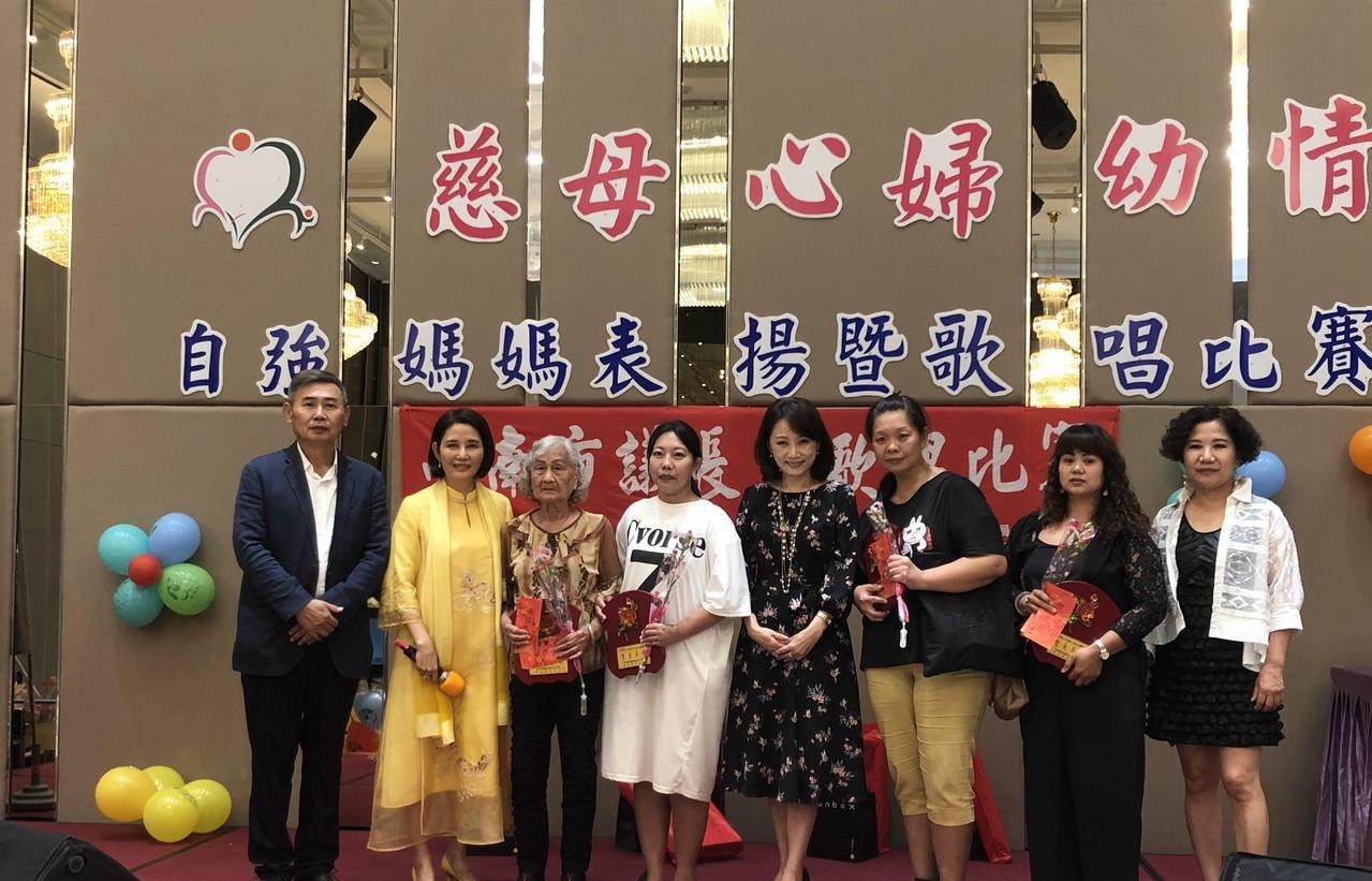 Indonesian new immigrant family receives award for hardworking mother. Image courtesy of Tainan City Women and Children care association.   