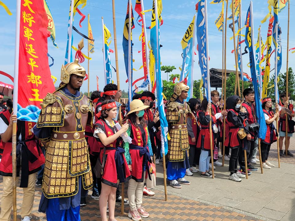 Foreigners reenact the history scene of Zheng Cheng Gong landing in Southern Taiwan. Image courtesy of Luer Community. 