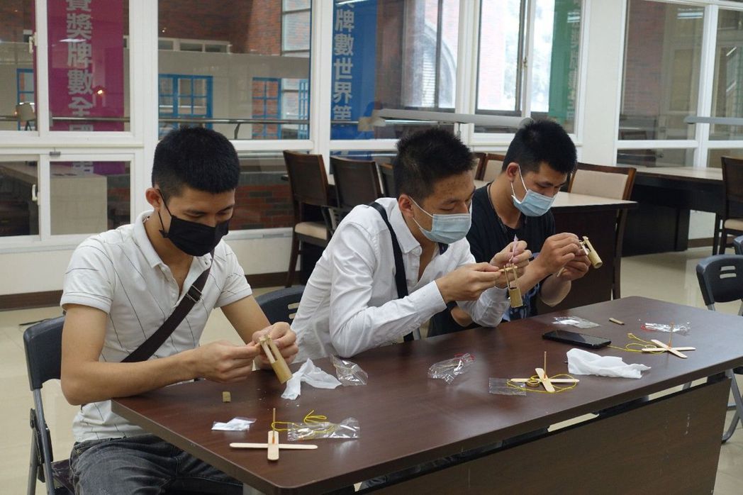 高雄校園推「DIY竹筷童玩」，越南籍學生逗陣來。 圖／高苑科大提供