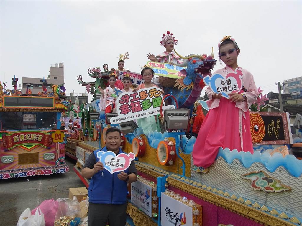 雲林推「女力迓媽祖」，新住民媽媽打造「藝閣車」首度扮仙。　圖／雲林縣政府提供