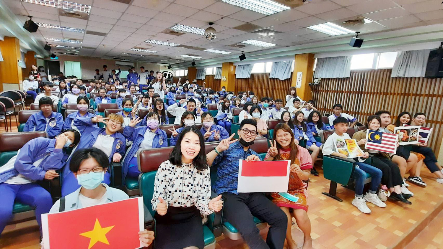 來自越南、印尼、泰國及馬來西亞的四位外籍生，與二林工商的學生們分享母國文化。　圖／明道大學提供