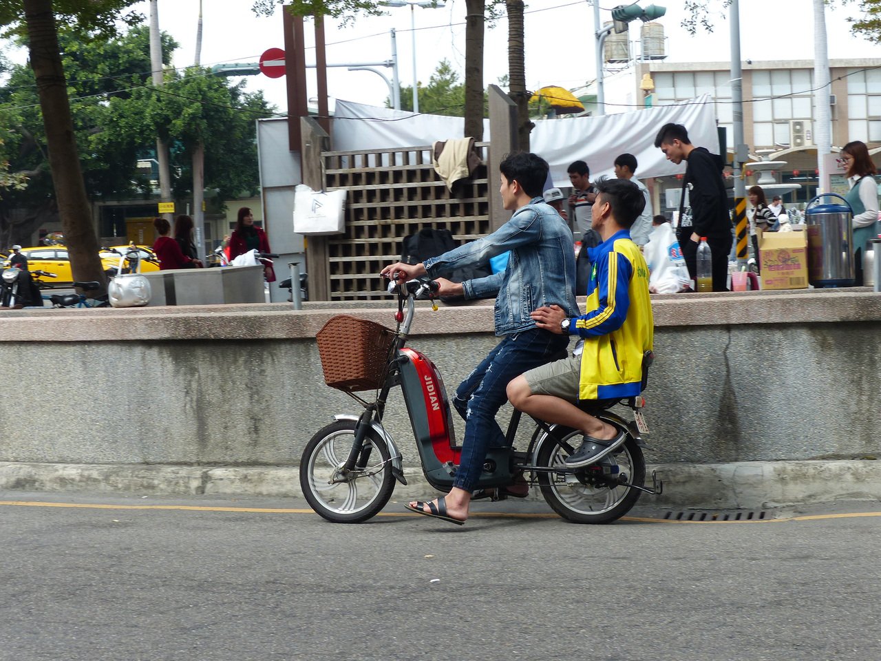 新竹縣府宣導「電動自行車」規範，降低交通事故發生率。 圖／新竹縣政府提供