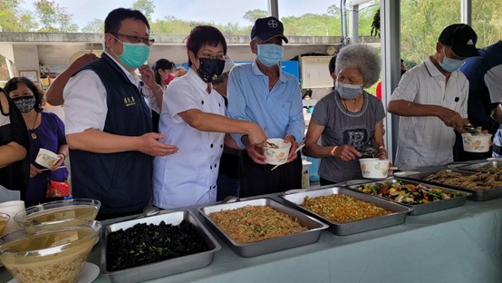 Di dân mới đến từ Thượng Hải và dự án ẩm thực cho người già neo đơn. (Ảnh: Trạm Phục vụ số hai của Sở Di dân tại thành phố Cao Hùng cung cấp