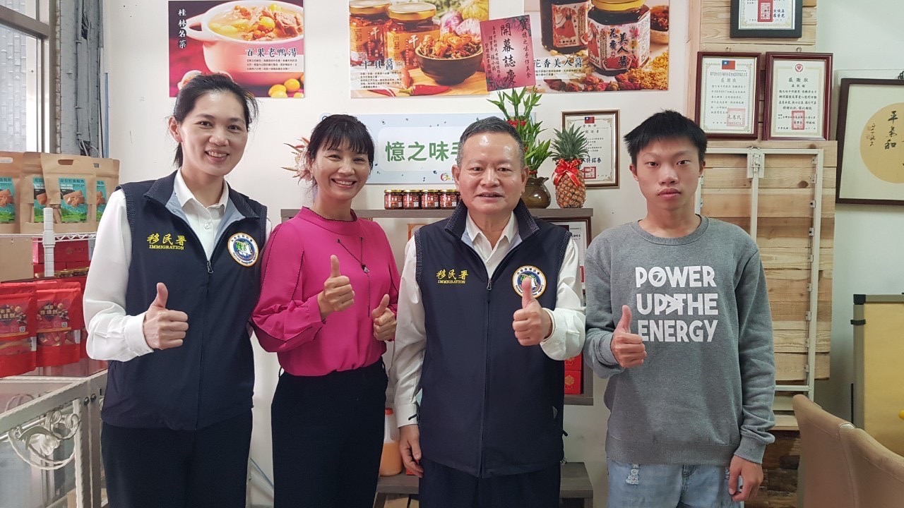 Xiao Heyi, generasi kedua imigran baru (kanan 1), melakukan kegiatan berbagi sup ayam ke panti jompo, dan mendapatkan subsidi proyek impian ke-9 dari Departemen Imigrasi Kementerian Dalam Negeri.  Sumber foto : Departemen Imigrasi Chiayi