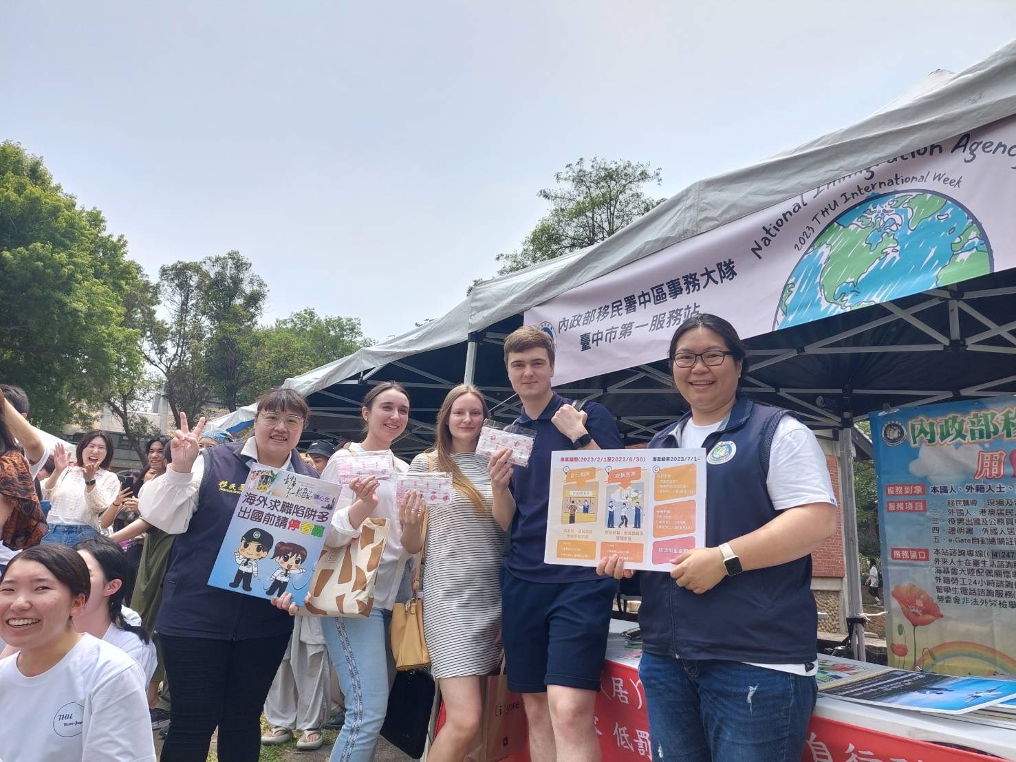 Mobile Outreach Service of NIA Propagandas Regulations to Foreign Students on Tunghai University International Week. Photo provided by National Immigration Agency Taichung City Service Center 