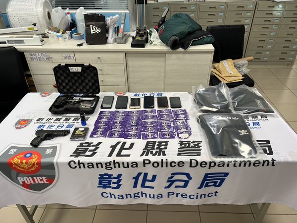 Sở Kiểm sát huyện Chương Hoá bắt giữ nghi phạm họ Cao, người cầm đầu băng nhóm chuyển tiền “chui”. (Ảnh: Phân cục Cảnh sát huyện Chương Hóa cung cấp)
