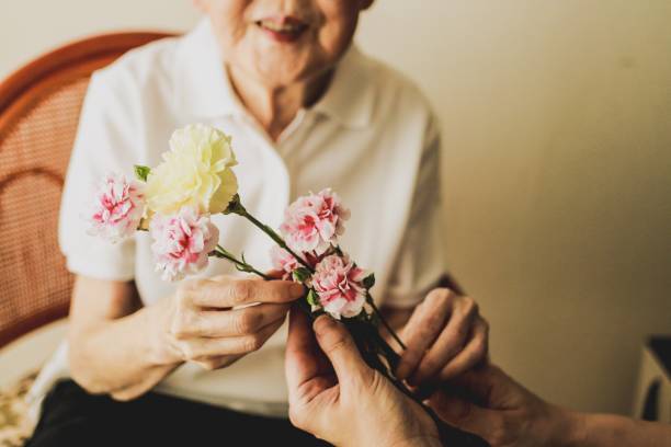 Trong Ngày của Mẹ, con cái sẽ chuẩn bị những món quà như hoa cẩm chướng hay thiệp mừng để bày tỏ lòng biết ơn với mẹ của mình. (Ảnh minh họa: kho ảnh Pixabay)