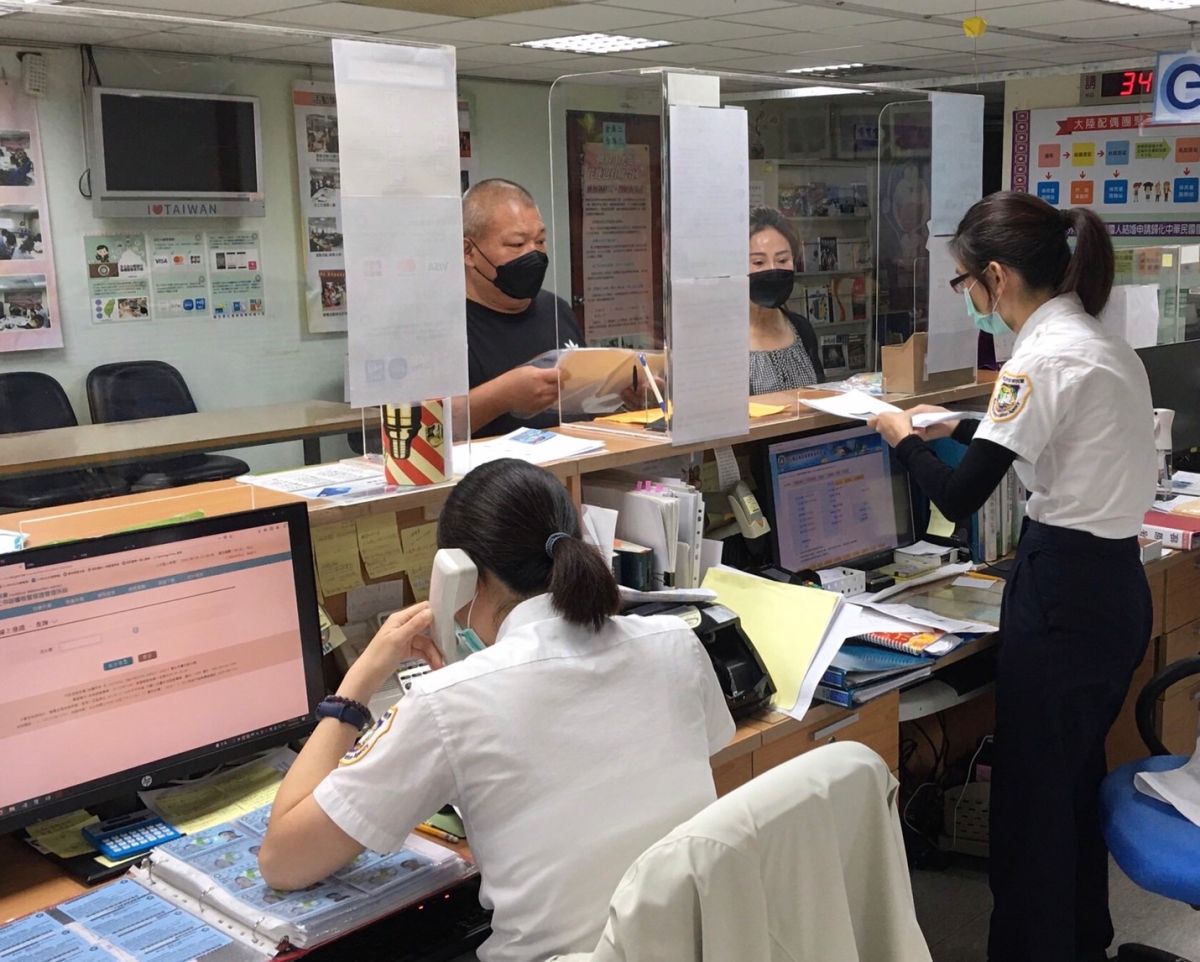 移民署花蓮站增人力服務申請民眾。 圖／花蓮縣服務站提供