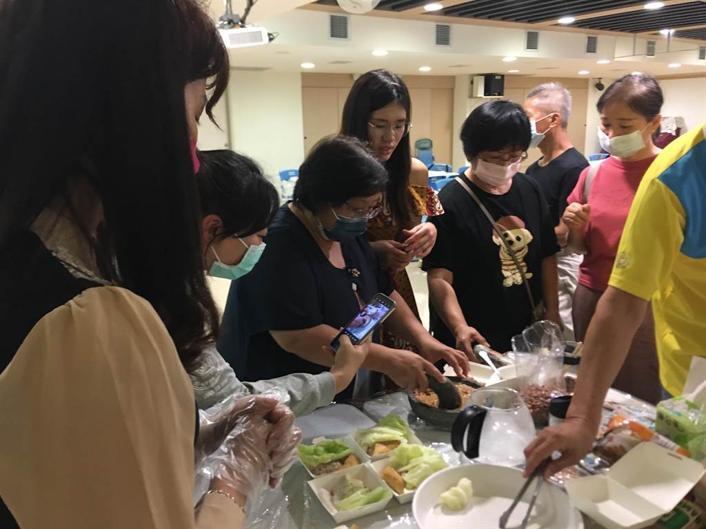 Di Asian food workshop ini, orang-orang dapat merasakan beraneka-ragam makanan dari berbagai negara.  (Sumber foto : Pusat Kebudayaan Xinying) 