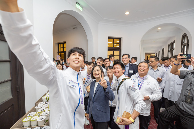 Presiden Tsai Ing-wen menyambut delegasi Taiwan pada Asian Games Hangzhou di Istana Kepresidenan dan bersenang-senang berfoto selfie bersama para pemain.  (Sumber foto : Istana Kepresidenan)
