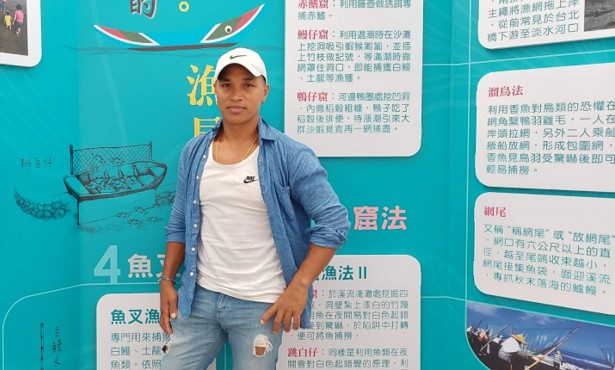 A Filipino fisherman recognized as excellent fisherman for serving as communication link for international crew members for 12 years.  Photo provided by Tamsui Fisherman's Association