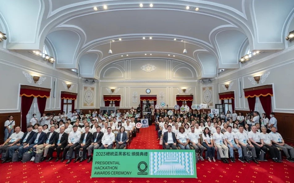 Anggota dari dua tim yang mendapat penghargaan unggul dalam "Hackathon Piala Presiden 2023" baru-baru ini menghadiri upacara penghargaan yang diadakan di Istana Kepresidenan.  (Sumber foto : Istana Kepresidenan)
