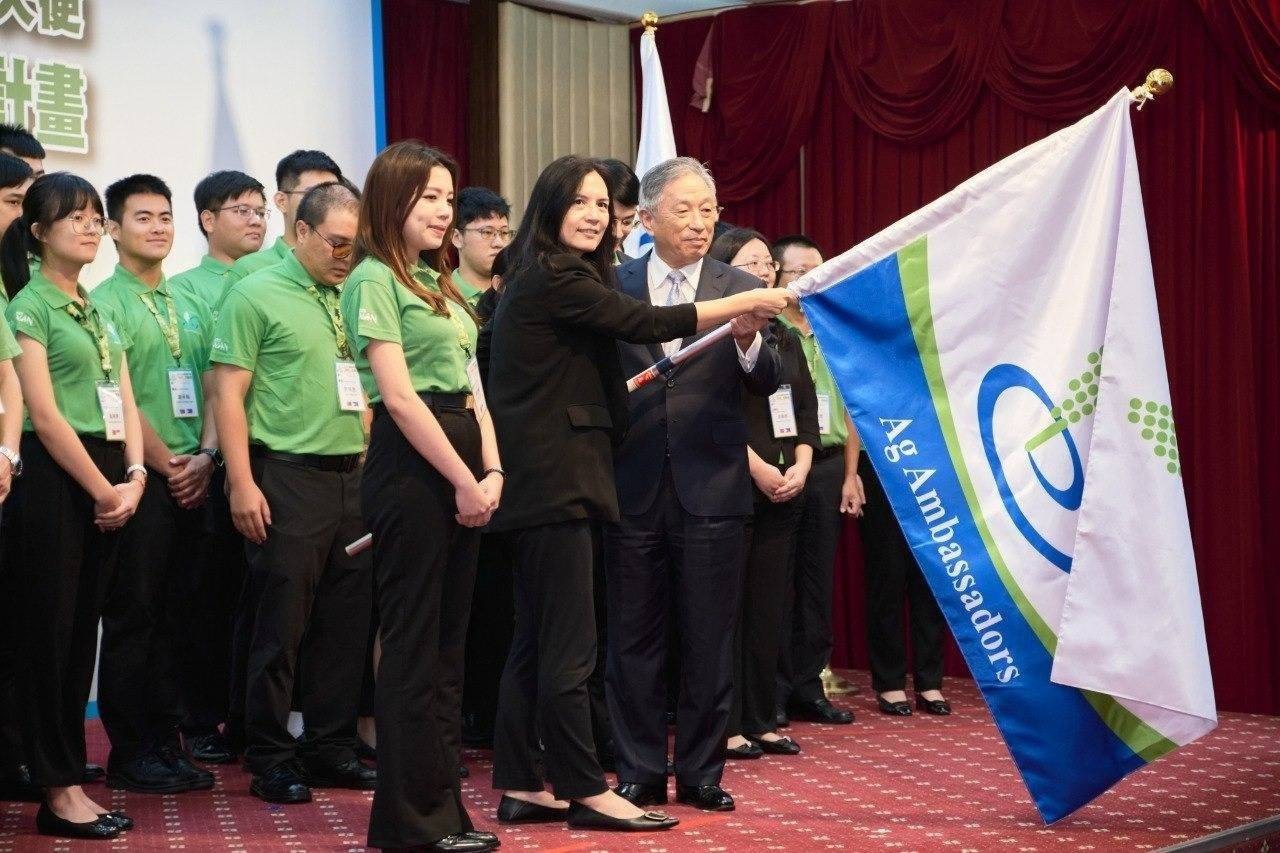 Bộ Ngoại giao tổ chức Lễ trao cờ “Chương trình giao lưu đại sứ thanh niên nông nghiệp Tân Hướng Nam 2023”. (Ảnh: Bộ Ngoại giao)