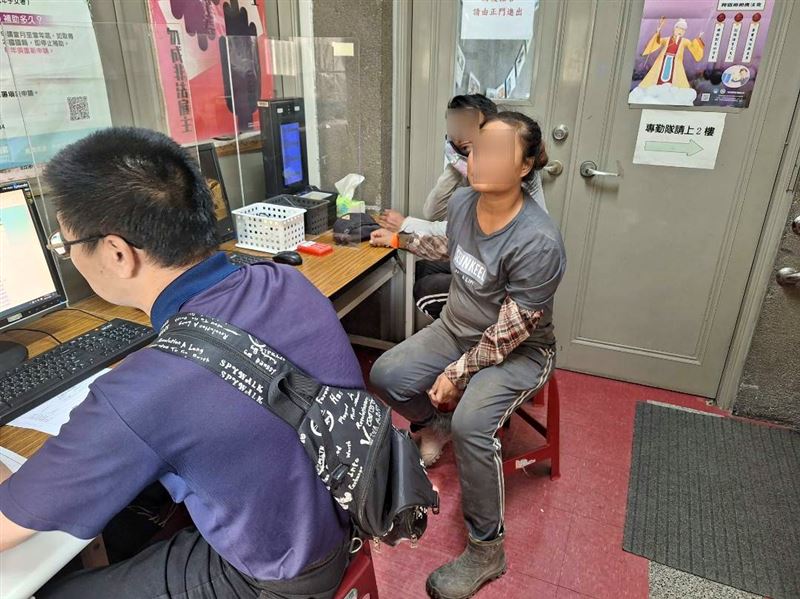 Empat pekerja migran ilegal ditemukan oleh tim tugas khusus Kabupaten Changhua saat makan di restoran.  (Sumber foto : Tim Departemen Imigrasi Changhua)