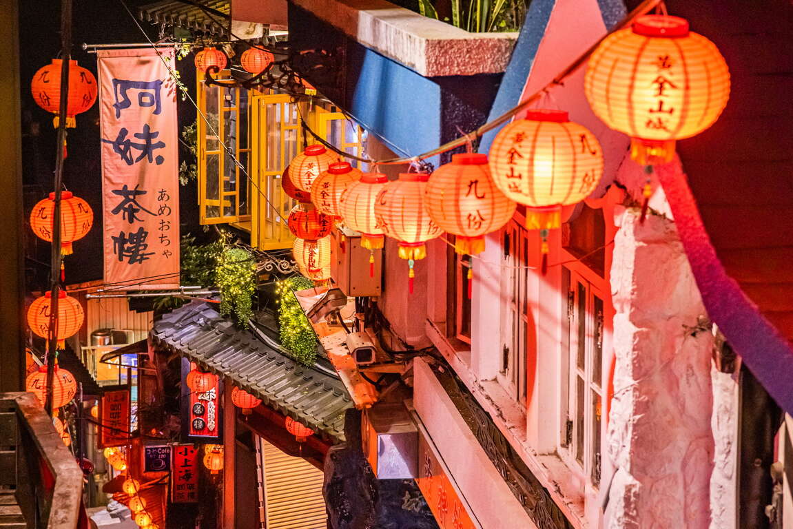 Kota pegunungan Jiufen diterangi oleh lentera merah di malam hari. Foto diambil dari : New Taipei City Travel