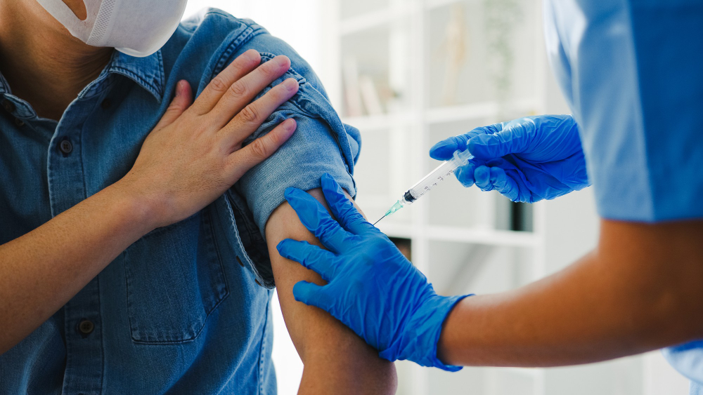 The free flu vaccine program's first phase is now available, with priority registration for the elderly and caregivers.  Photo reproduced from freepik