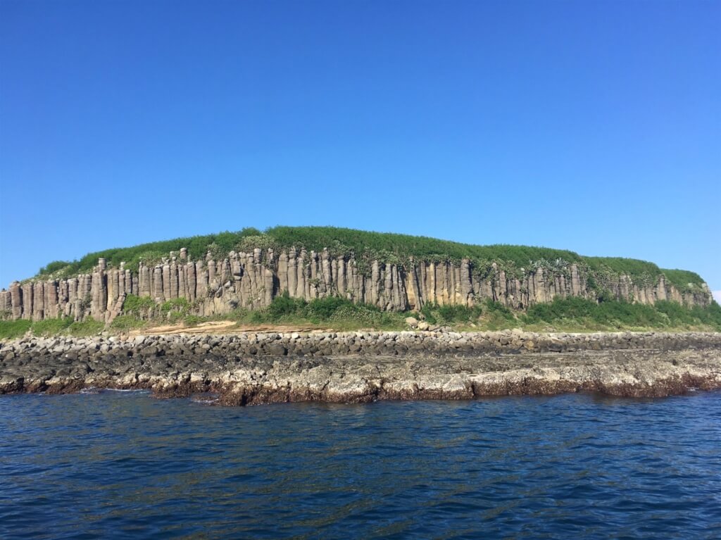 A Canadian tourist returned the basalt rocks taken away from Penghu 16 years ago in an apology letter.   Photo provided by Penghu County Government