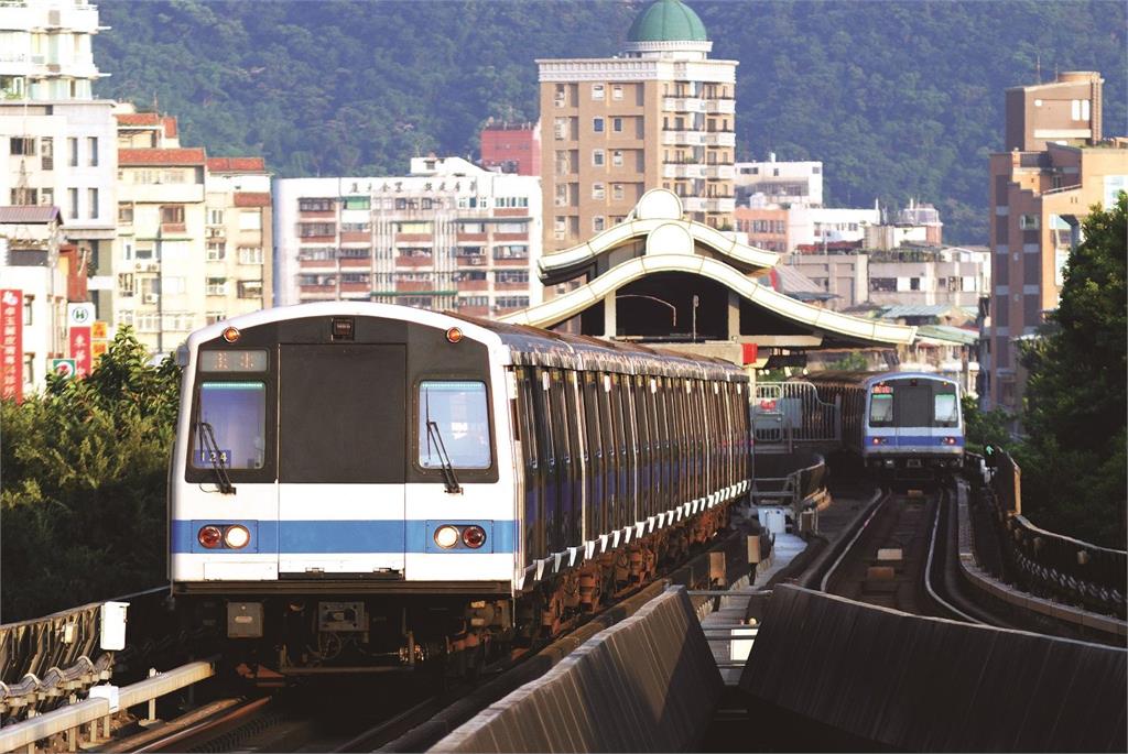 เพื่อให้ประชาชนได้รับประสบการณ์การขับขี่ที่สะดวกสบายในหน้าร้อน MRT ไทเปได้ลดอุณหภูมิเครื่องปรับอากาศ ภาพ／โดย台北捷運公司