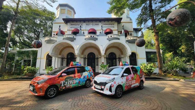 觀光局與印尼藝術家合作打造300輛車體廣告  圖／交通部觀光局印尼辦事處提供
