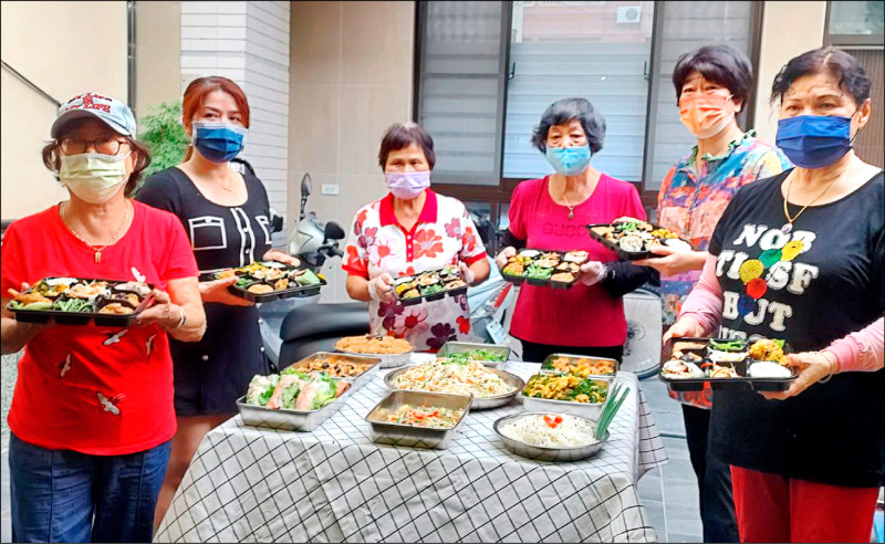 Tân di dân tại Hiệp hội Phát triển Cộng đồng Yu-jing sáng tạo món cơm hộp bento 9 ngăn, kết hợp hương vị ẩm thực Đài Loan và Việt Nam. (Ảnh: Cục Văn hóa Đài Nam)