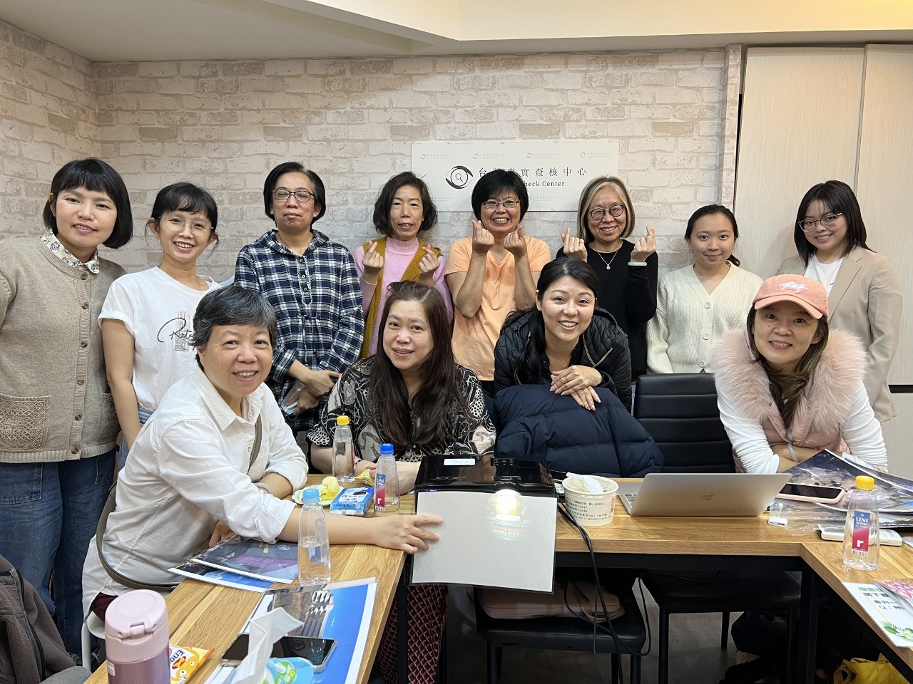 Pusat Pemeriksaan Fakta Taiwan dan Nanyang Taiwan Sisters Association menyelesaikan pelatihan internal pertama.  Sumber foto : Facebook Nanyang Taiwan Sisters Association