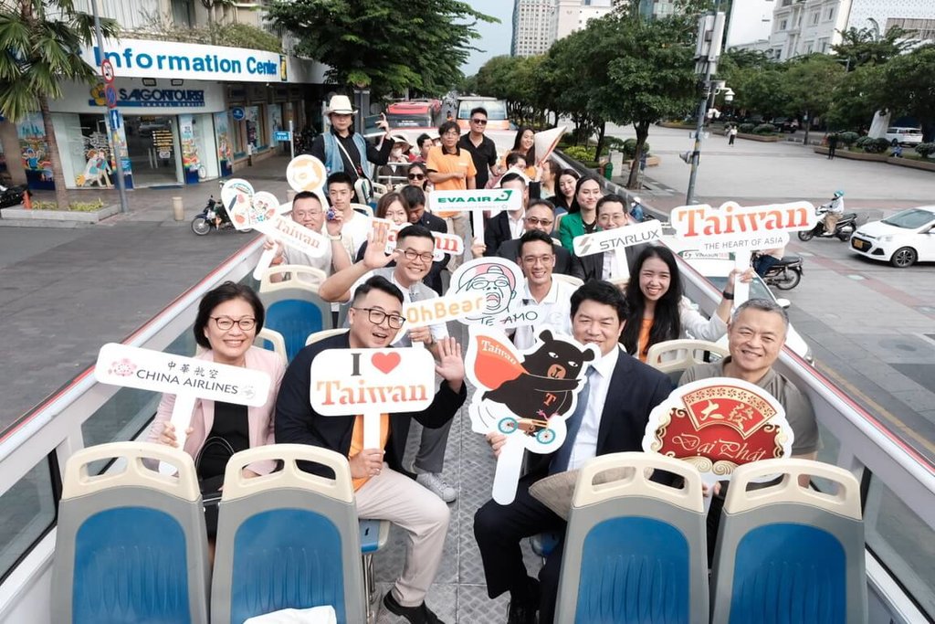 Biro Pariwisata mengadakan konferensi pers beberapa hari lalu di kantor perwakilan Kota Ho Chi Minh untuk meluncurkan "Bus Wisata Bertema Taiwan".   (Sumber foto : Kantor Biro Pariwisata di Kota Ho Chi Minh)