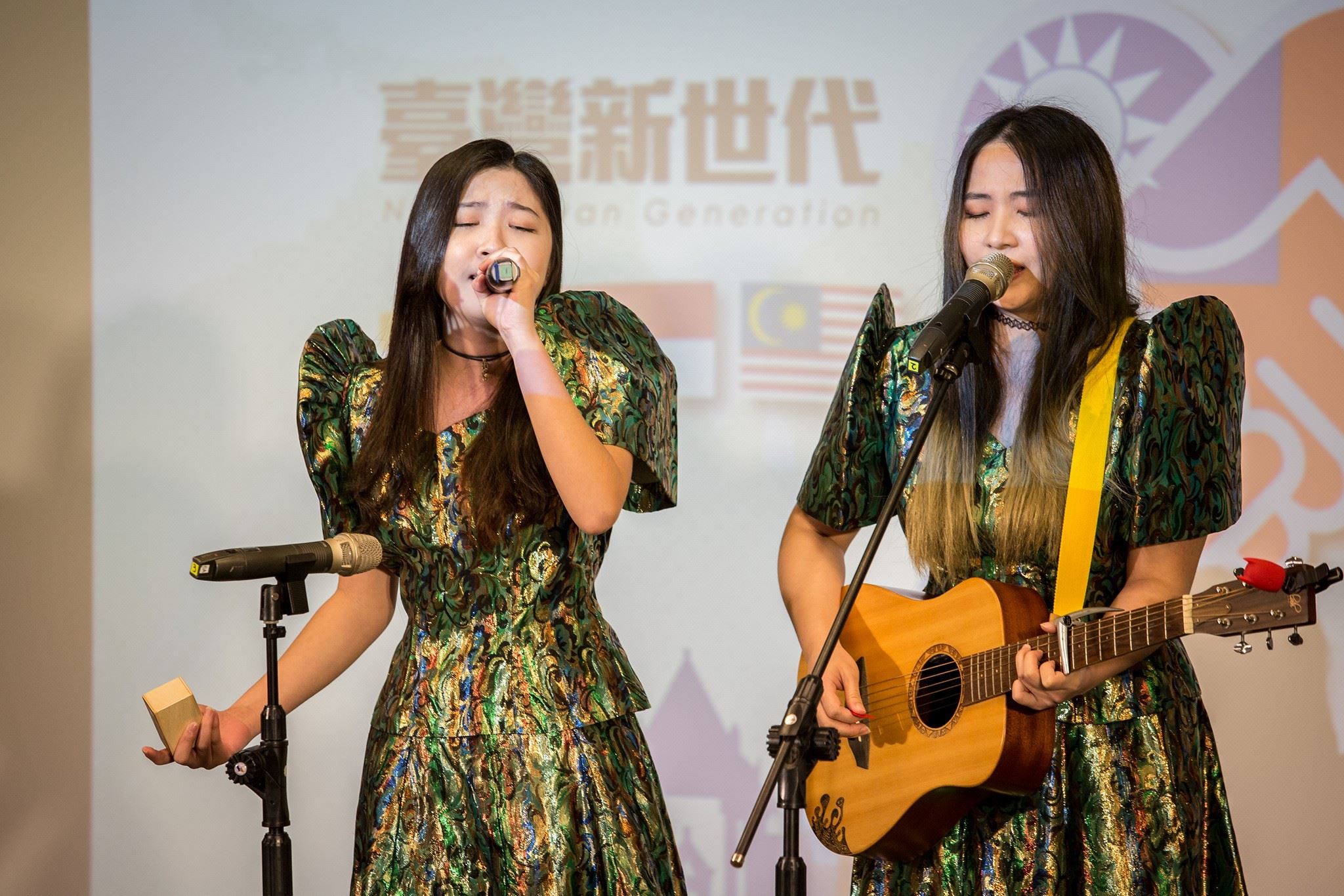 A band was set up by two second-generation immigrant sisters from the Philippines in order to express multiculturalism through music.  Photo reproduced from 呂曉曉-Patricia曉清＆Abby曉倩 Facebook