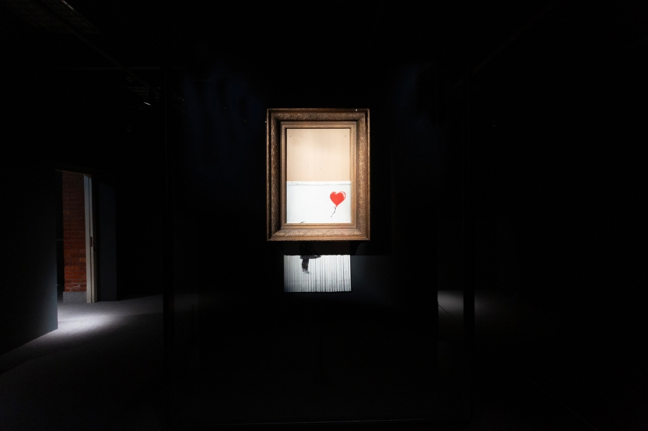 英國知名藝術家班克斯的作品《垃圾桶中的愛》已於7月1日在台北當代藝術館展出  圖／台北當代藝術館提供