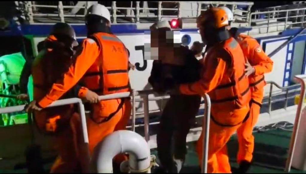 海巡署派出巡防艇趕往彭佳嶼海域救援身體突然不適的外籍漁工  圖／基隆海巡隊提供