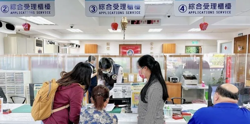 泰國旅客小美不小心在台逾期停留，日前在友人陪同下前往移民署宜蘭縣服務站自行到案   圖／移民署提供