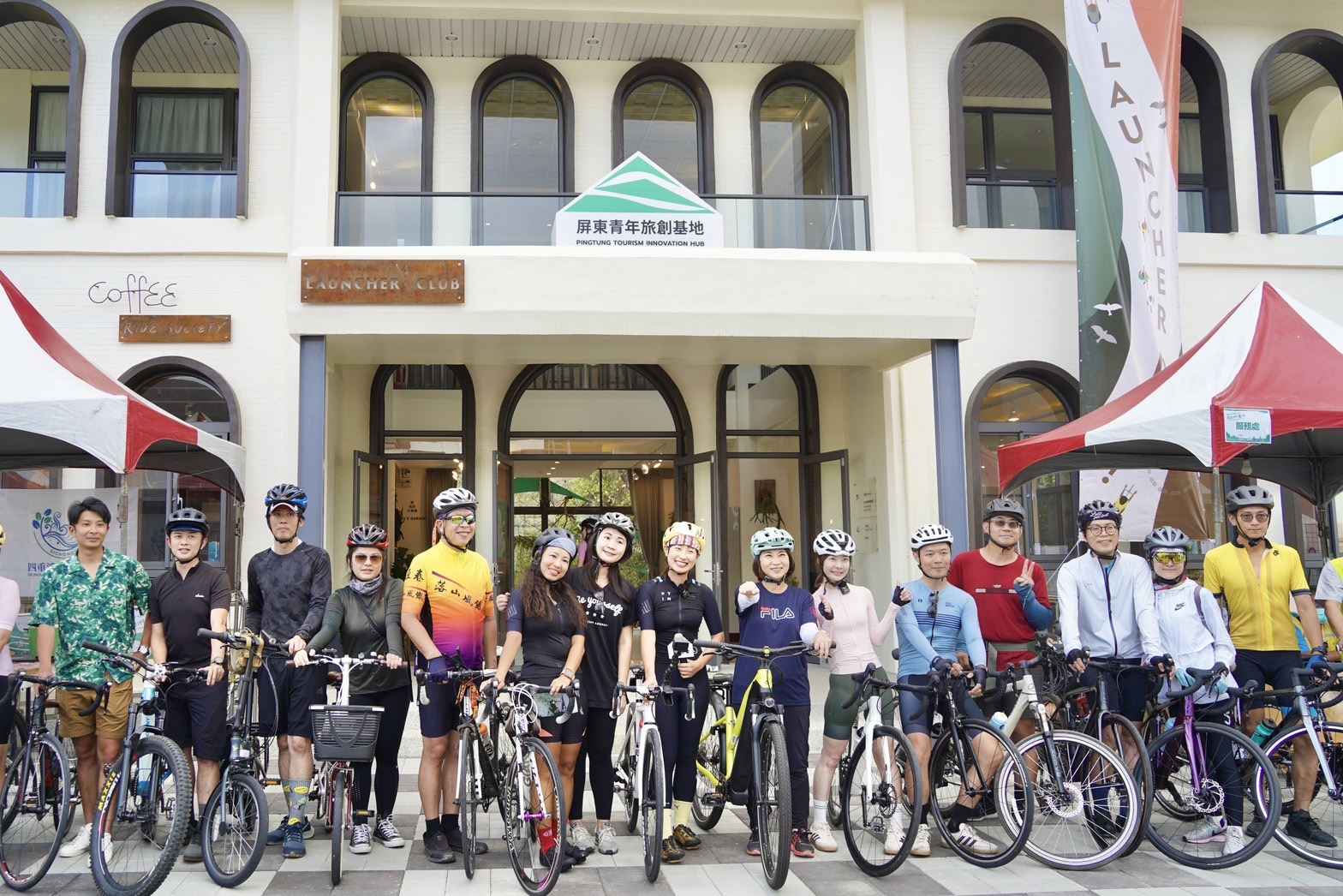 Renowned cycling YouTubers are invited to experience biking on "the most fragrant highway in Taiwan." Photo provided by Pingtung County Government 