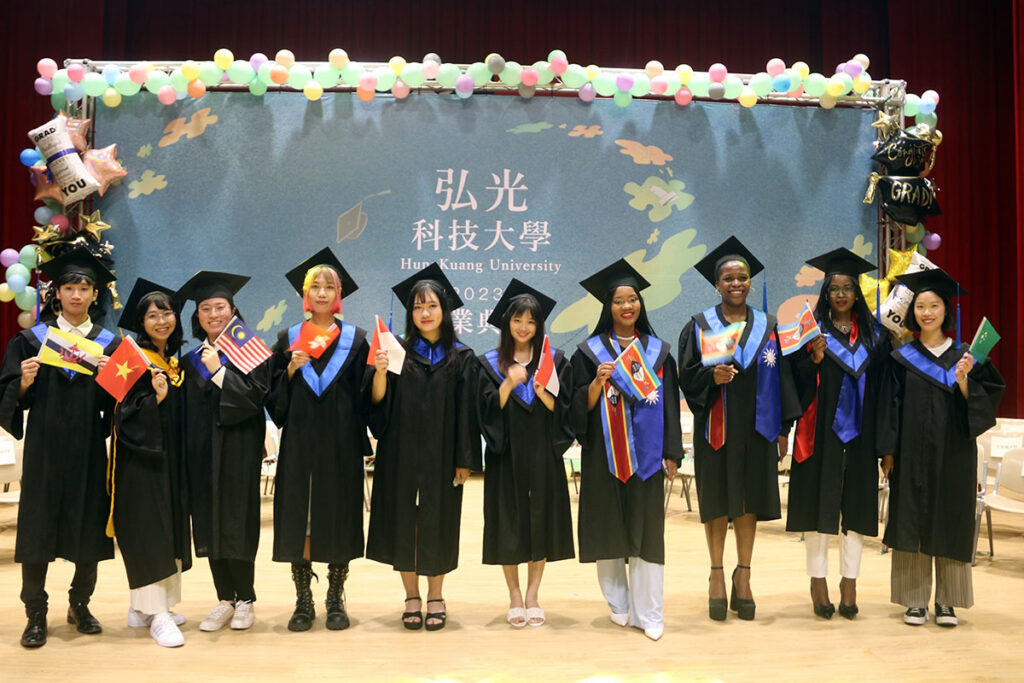 Đại học KHKT Hoằng Quang mời sinh viên quốc tế phát biểu tại buổi Lễ tốt nghiệp. (Ảnh: Đại học KHKT Hoằng Quang)