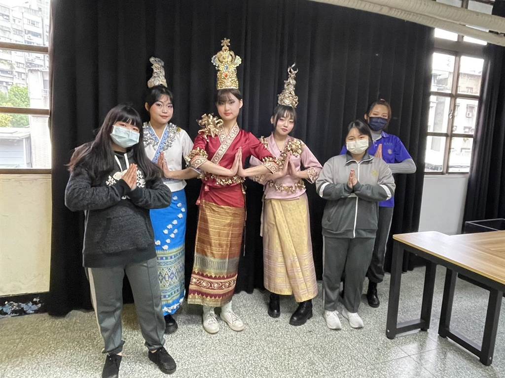 學生以回收鋁罐作為泰國傳統頭飾的製作素材  圖／翻攝自中時新聞網