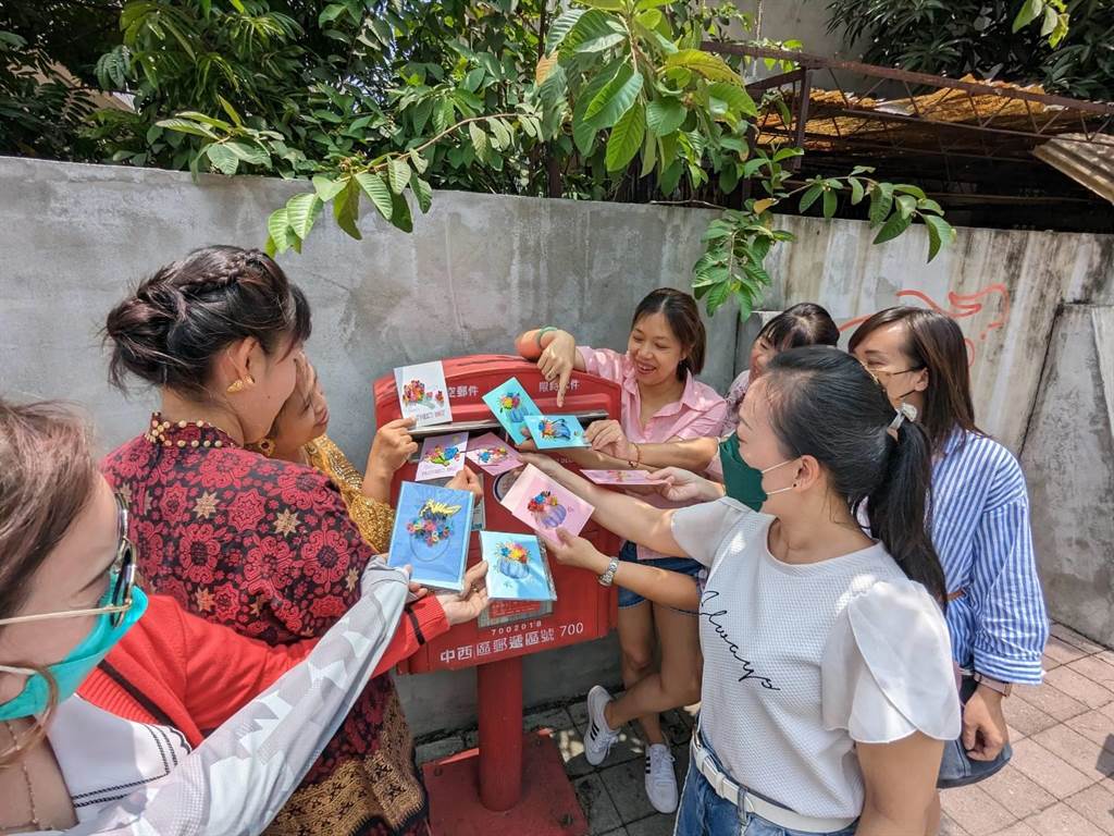 學員將完成的母親節卡片投入郵筒，寄給家鄉的母親  圖／移民署臺南第一服務站提供