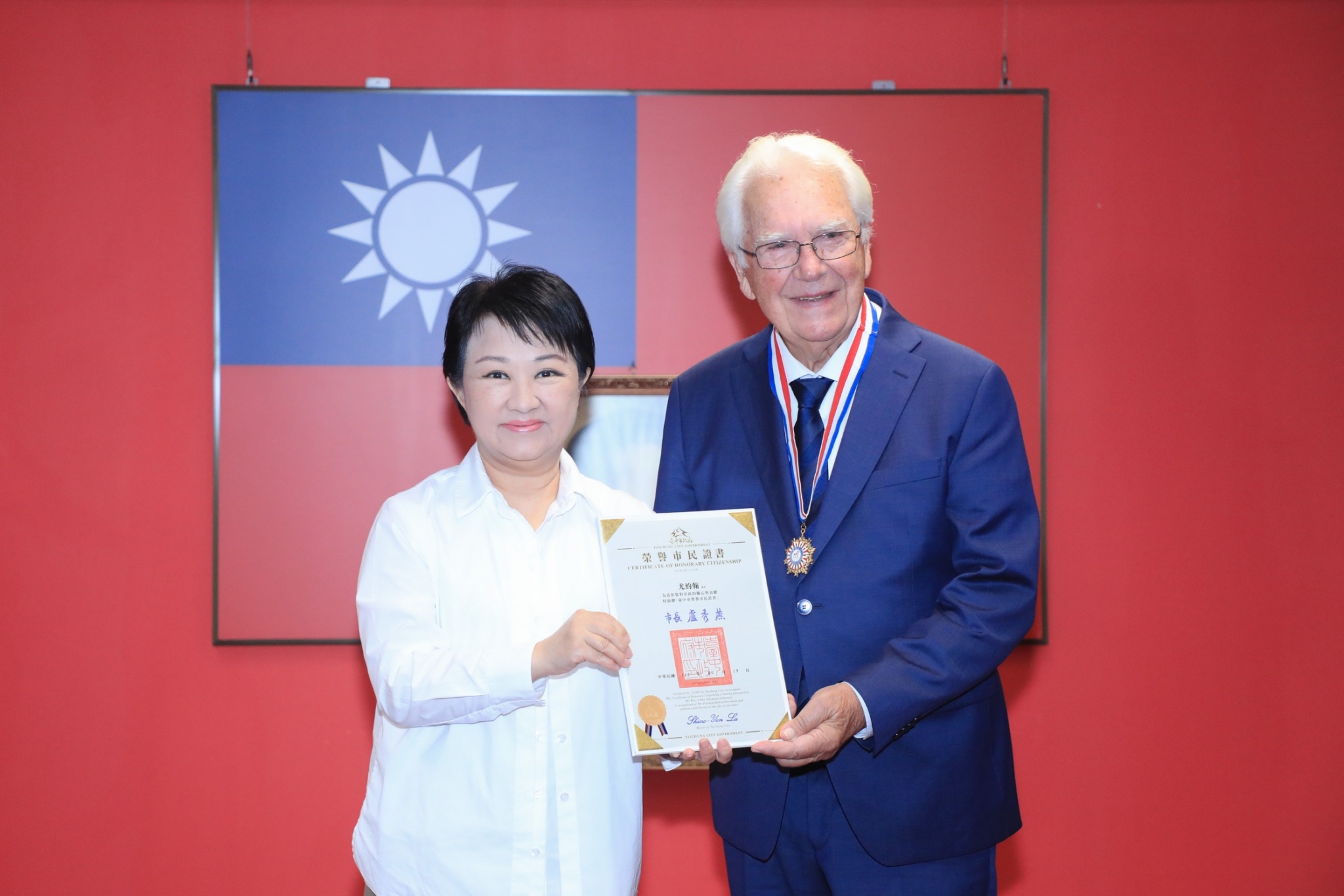 Pastor Johan Tidemann Johansen received the title of Honorary Citizen from the Taichung Mayor (盧秀燕).  Photo provided by the Council for Hakka Affairs of the Taichung City Government