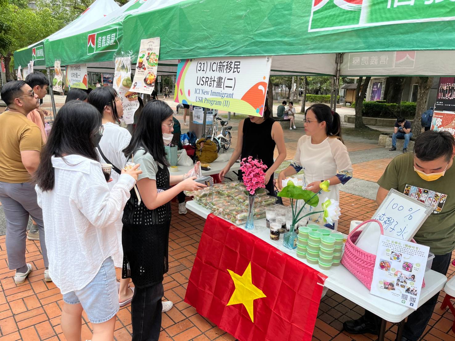 Tân di dân Việt Nam trưng bày gian hàng tại Hội chợ ẩm thực diễn ra tại Đại học Chính trị. (Ảnh: Lấy từ website Đại học Quốc lập Chính trị)