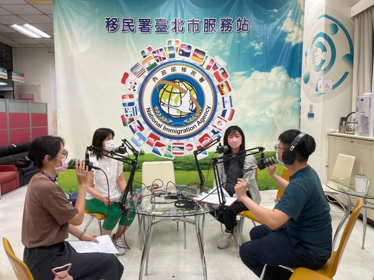 Two new immigrants, Zhang Li-ying (張麗英) from Myanmar and Lin Da (林達) from Indonesia, are invited to discuss the traditions and taboos of their home countries as well as the local Chinese community.  Photo provided by National Immigration Agency