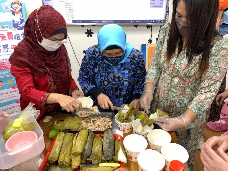 翁秀紅於課堂中現做印尼美食  圖／移民署提供