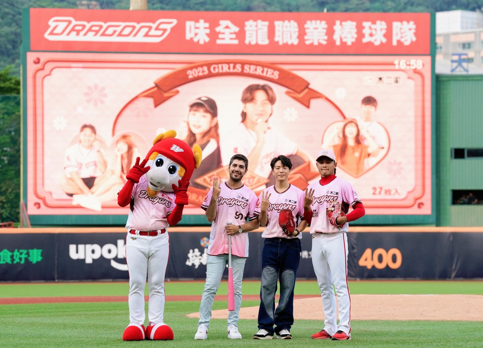 William Wei Li An, a musician, and Turkish new immigrant (圖佳) were recently invited as opening guests by the WeiChuan Dragons, a professional baseball team, at Tianmu's home game.  Photo reproduce from WeiChuan Dragons Facebook