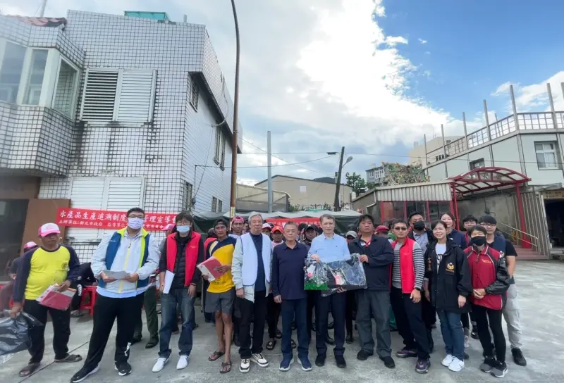 The New Taipei City Labor Affairs Department and NIA send cold protection materials to foreign fishermen.  Photo provided by Labor Affairs Department, New Taipei City Government
