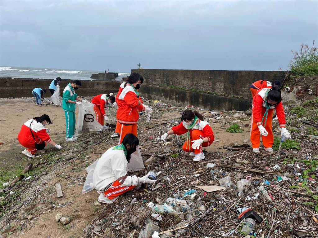 Environmental Protection Department of New Taipei City Government launches beach cleanup activities this summer.  Photo provided by Environmental Protection Department of New Taipei City Government