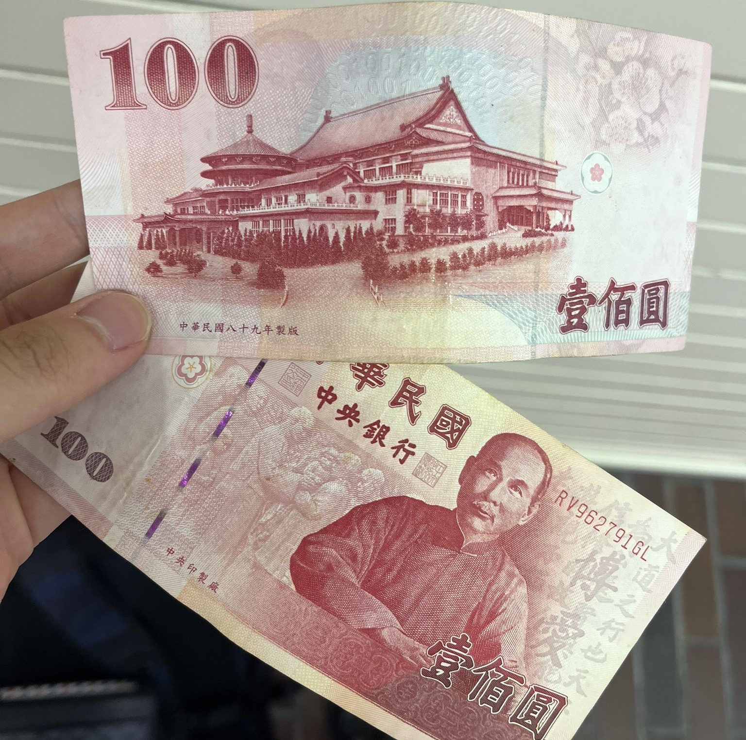 日本網友熱心指路，台灣旅客回贈兩張百元鈔票  圖／翻攝自@ducedayo 
