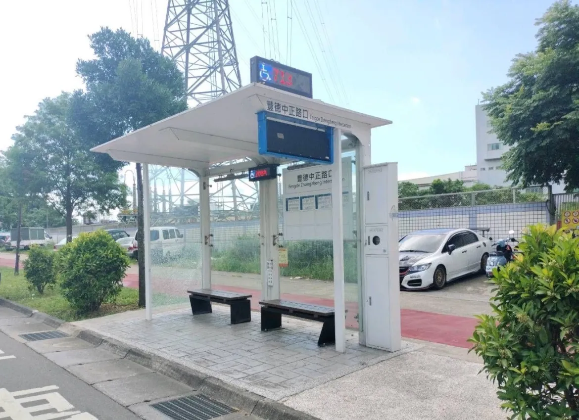 Taoyuan City Government introduces a smart bus stop that features EasyCard top-up service.  Photo provided by Department of Transportation, Taoyuan