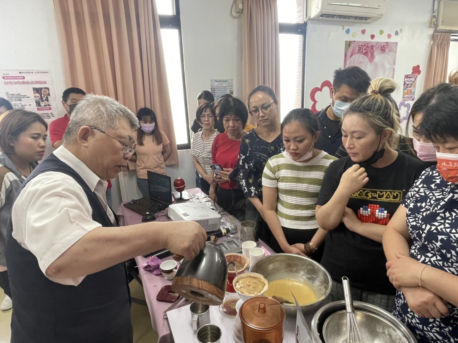 Taichung Houli introduced a dessert and beverage course to offer new immigrants functional training. Photo provided by Taichung City Government