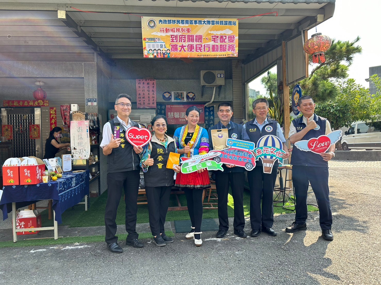 NIA’s mobile services head to Yunlin, visiting new immigrants who have successfully started their own businesses in Taiwan.  Photo provided by National Immigration Agency 
