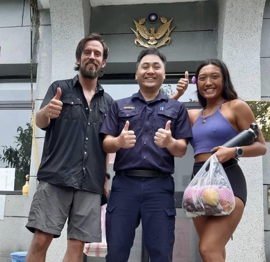 An American YouTuber who visited Taiwan to bicycle across the island gave the police and locals credit for their friendliness.  Photo reproduced from 新店警好讚 Facebook